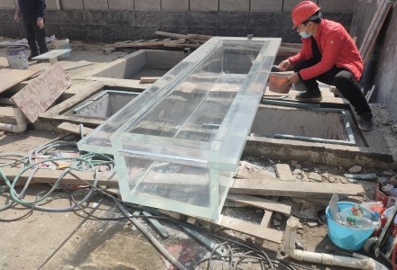 中鐵建佛山鳳語朝鳴別墅亞克力水景池順利安裝